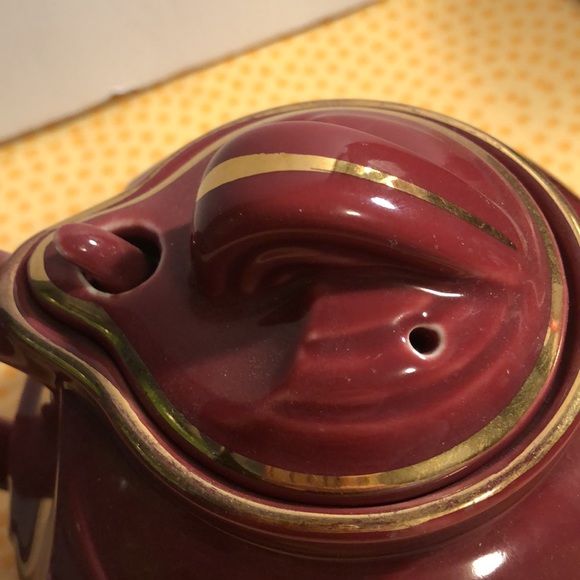 Vintage Hall burgundy and gold tea pot with hook lid - Picture 8 of 13